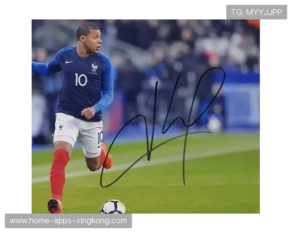 姆巴佩训练间隙为粉丝签名写下鼓励的话语