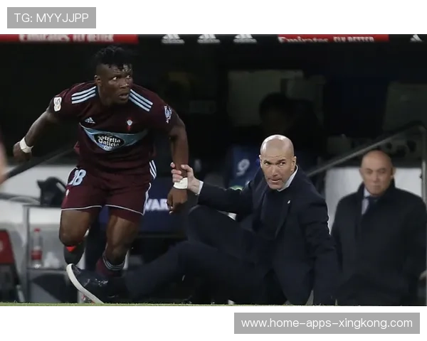 克罗斯长传撕开对方防线