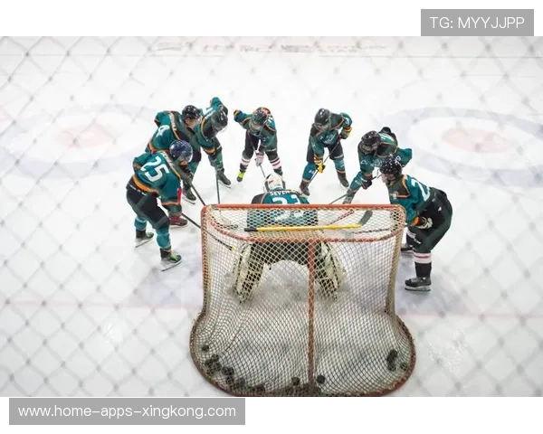 冰球队员比赛中偷吃巧克力被拍