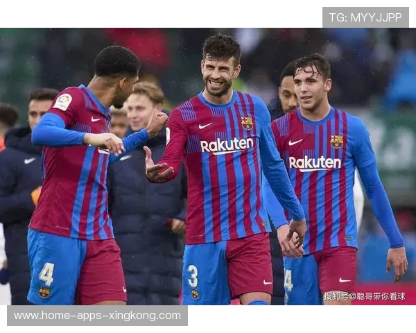 巴萨中路短传渗透前锋一蹴而就破网得分：足球艺术的绝妙表现