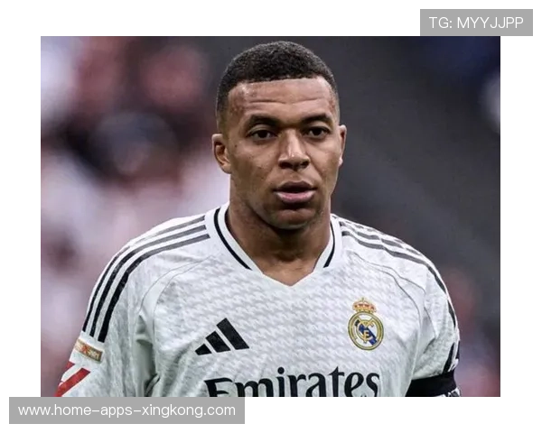 姆巴佩在训练中为新秀指点战术，展现领袖潜质