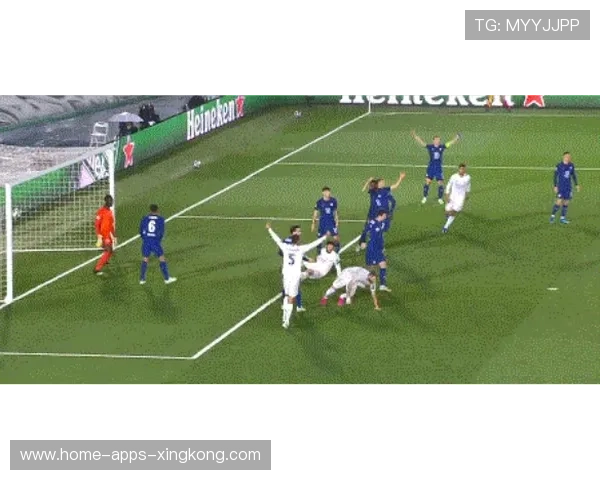 皇马射门课：本泽马与新援练习禁区内的灵敏收尾